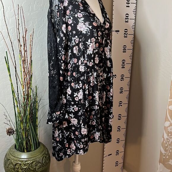 TORRID black baby doll style top w/ lace embellished sleeves, shoulders, & back. - Picture 2 of 14